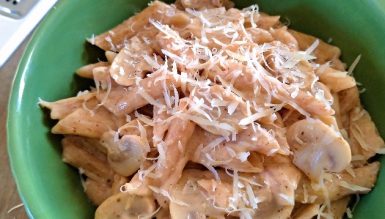 Penne com molho de cogumelos e requeijú