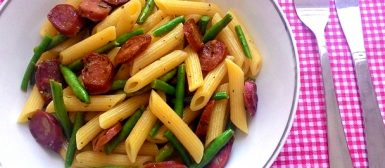 Penne com vagens e linguiça defumada