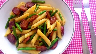 Penne com vagens e linguiça defumada