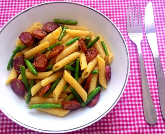 Penne com vagens e linguiça defumada