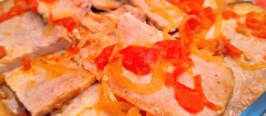 Pernil assado com molho de tomate e cebola