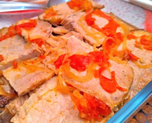 Pernil assado com molho de tomate e cebola