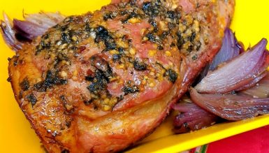 Pernil assado ao vinho com cebolas