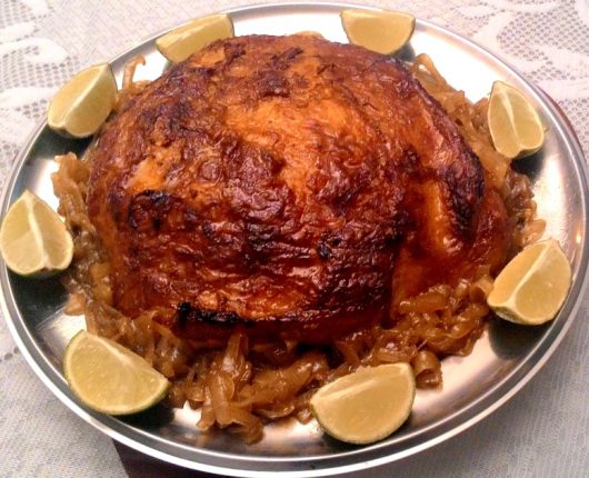 Pernil desossado com cebolas caramelizadas