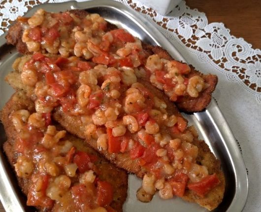 Pescada à milanesa com molho de camarão