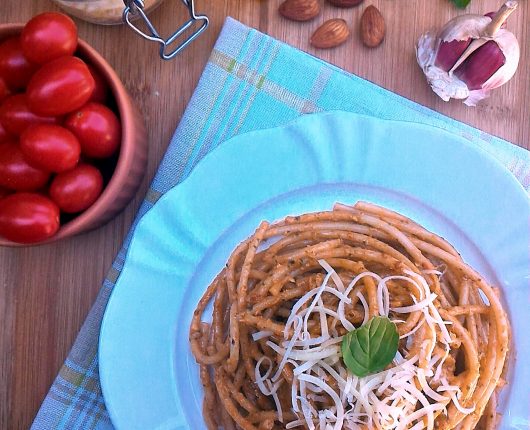 Molho pesto alla trapanese (com manjericão, amêndoas, tomatinhos e parmesão)