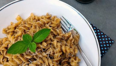 Molho pesto negro (Pesto nero, com azeitonas, manjericão, castanhas e alho)