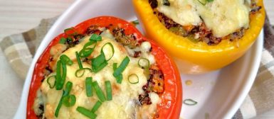 Pimentão recheado com quinoa e legumes