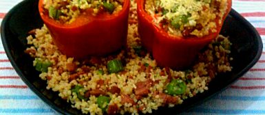 Pimentão recheado com couscous, linguiça e vagem