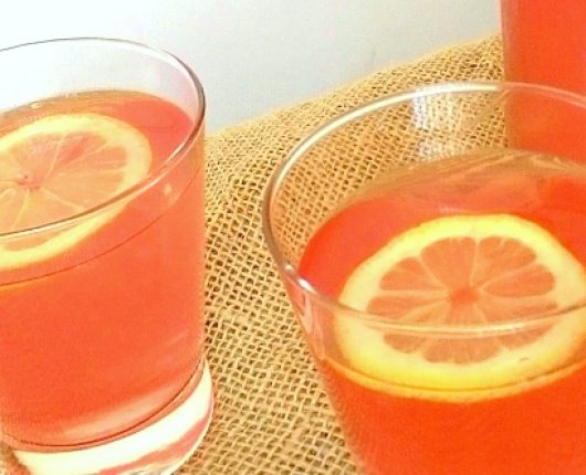 Pink lemonade detox (limonada cor de rosa detox)