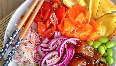 Poke colorido com atum fresco