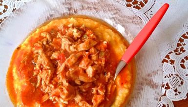 Polenta con pollo al pomodoro (polenta com frango ao tomate fresco)