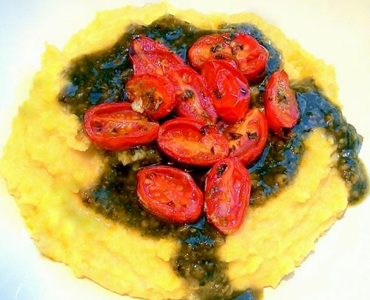 Polenta cremosa com molho pesto e tomatinhos assados