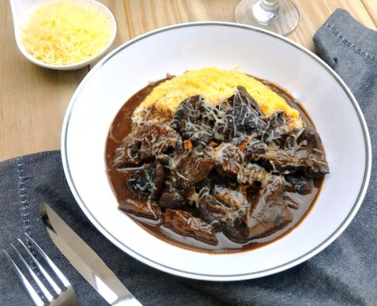 Polenta mole com queijo e funghi ao vinho