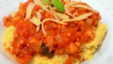 Polenta com molho rústico de linguiça