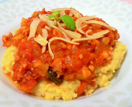 Polenta com molho rústico de linguiça