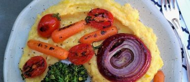 Polenta de queijo com legumes grelhados