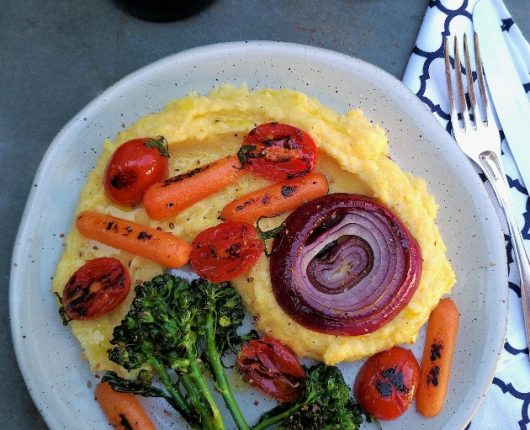 Polenta de queijo com legumes grelhados