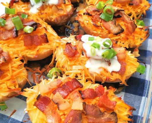 Potato skins (barquinhas de batata com queijo e bacon)