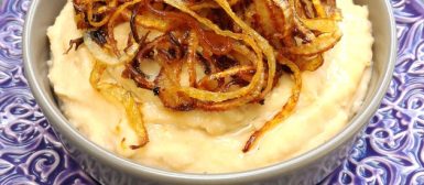 Purê de feijão branco com cebola dourada