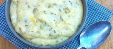 Purê de macaxeira com manteiga de garrafa e queijo coalho