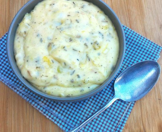 Purê de macaxeira com manteiga de garrafa e queijo coalho