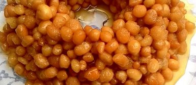 Struffoli (ou “pingos de mel” — doce napolitano de Natal)
