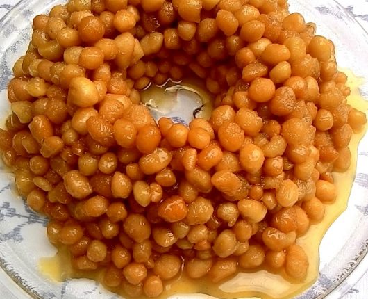 Struffoli (ou “pingos de mel” — doce napolitano de Natal)