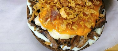 Ribs burger (Sanduíche de costela com barbecue desfiada, queijos derretidos e cebola crocante)