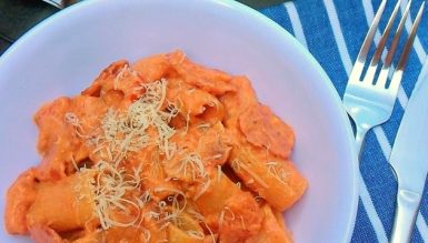 Rigatoni com molho de tomate cremoso e chouriço português