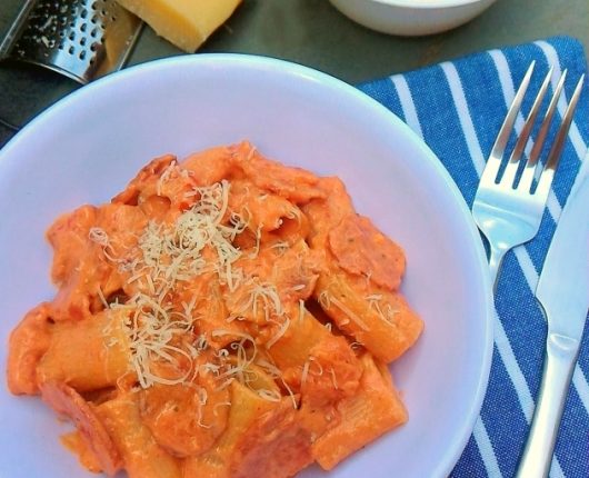 Rigatoni com molho de tomate cremoso e chouriço português