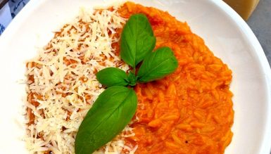 Risoni al pomodoro (risoni ao molho de tomate)