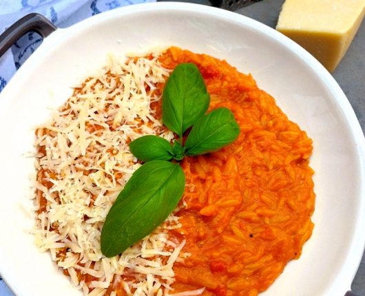 Risoni al pomodoro (risoni ao molho de tomate)