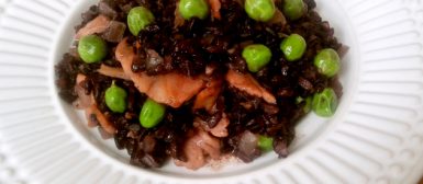 Risoto de arroz negro com salmão defumado e ervilhas frescas