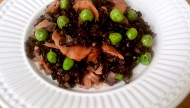 Risoto de arroz negro com salmão defumado e ervilhas frescas