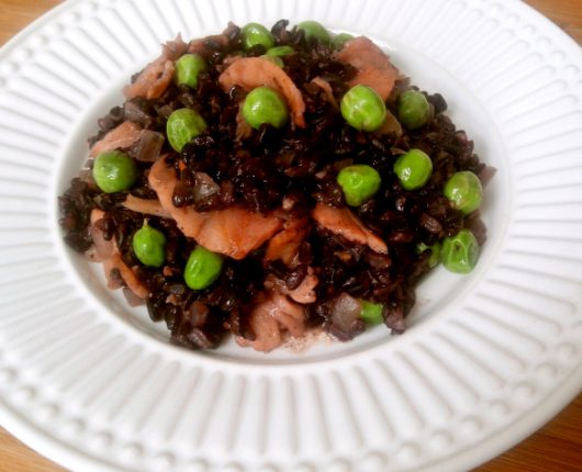 Risoto de arroz negro com salmão defumado e ervilhas frescas