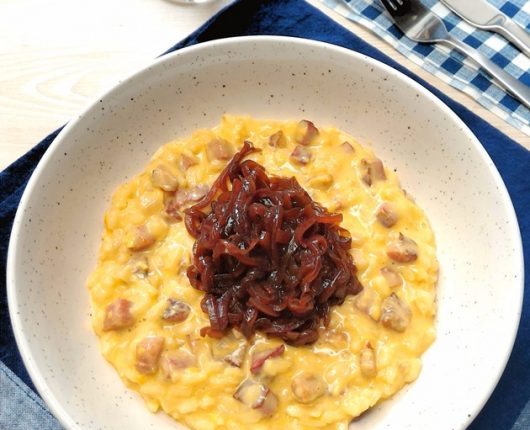 Risoto de bacon com cheddar e cebolas caramelizadas