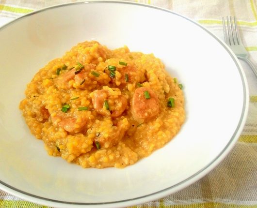 “Risoto” de canjiquinha com linguiça (quirela risotada)