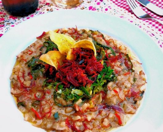 Risoto de carne seca com couve e chips de banana