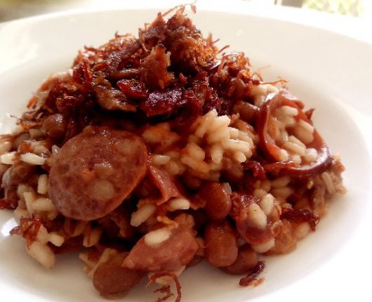 Risoto de feijoada com crispy de carne seca e costela