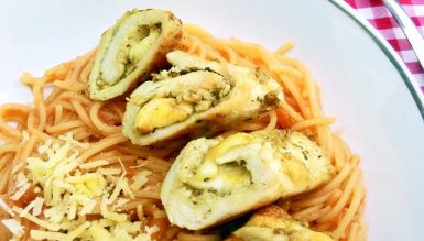 Rolê de frango com queijo ao molho pesto