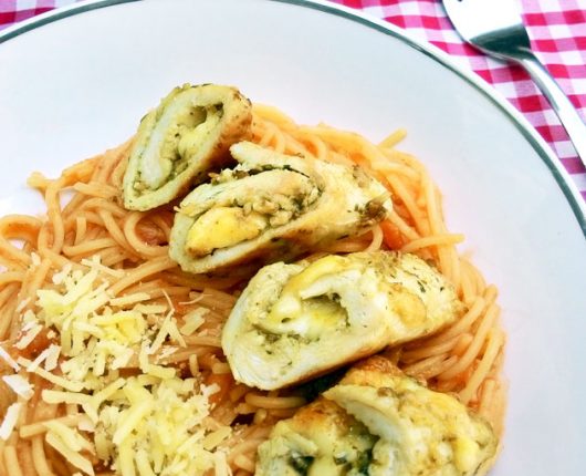 Rolê de frango com queijo ao molho pesto