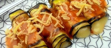 Rolinhos de berinjela com queijo ao forno