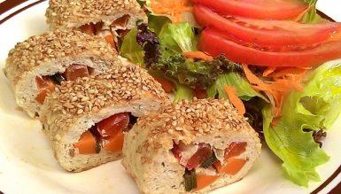 Rolinhos de frango com legumes e gergelim