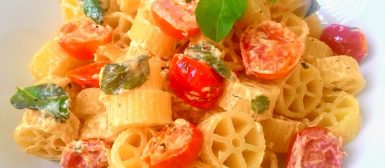 Ruote à caprese (massa com tomatinhos, manjericão fresco e queijo cremoso)
