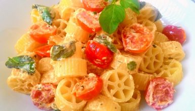 Ruote à caprese (massa com tomatinhos, manjericão fresco e queijo cremoso)