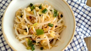 Salada de broto de feijão com molho de gengibre