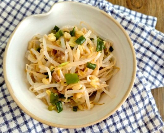 Salada de broto de feijão com molho de gengibre