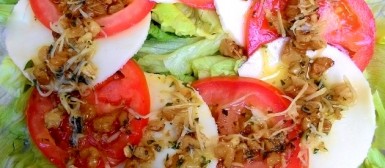 Salada caprese especial com vinagrete de alho poró e nozes