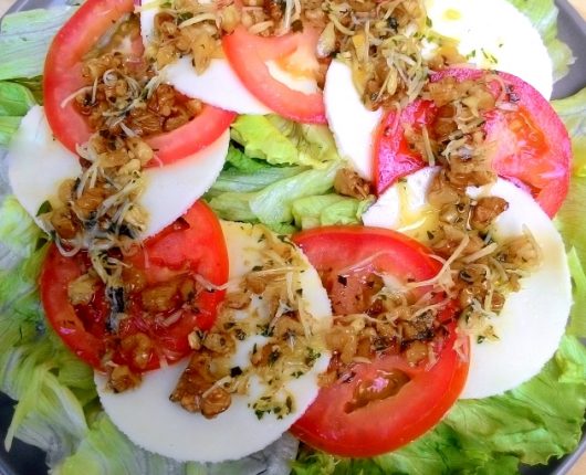 Salada caprese especial com vinagrete de alho poró e nozes
